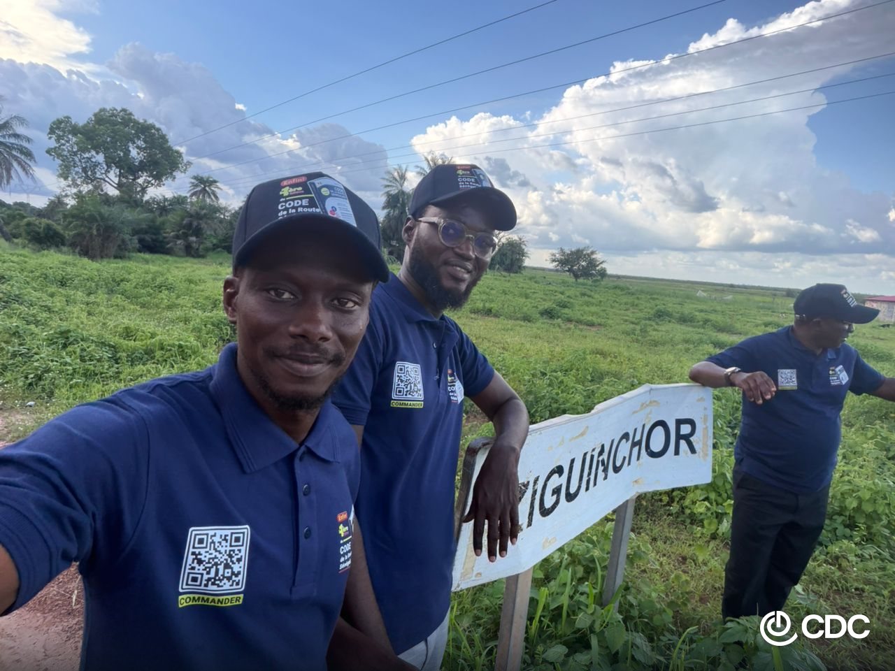 L'équipe Explicode au panneau d'entrée de Ziguinchor